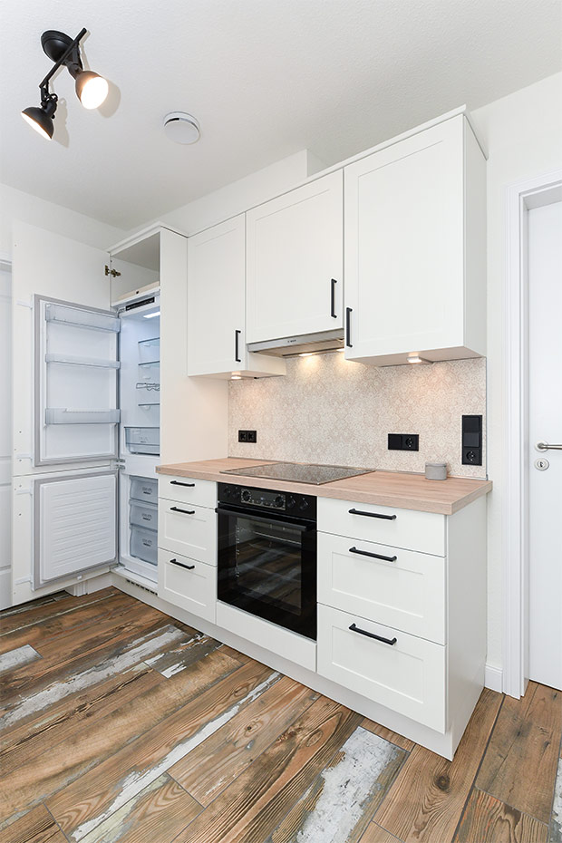 Ferienwohnung „Treckerschuppen“ - Wohnzimmer mit Essplatz und integrierter Küche