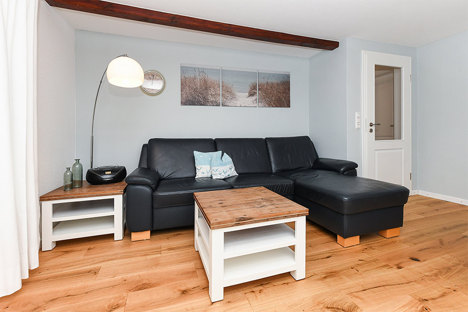 Ferienwohnung „West“ - Wohnzimmer mit integriertem Küchenbereich