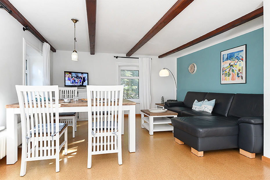 Ferienwohnung „West“ - Wohnzimmer mit integriertem Küchenbereich