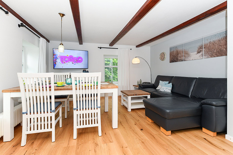 Ferienwohnung „West“ - Wohnzimmer mit integriertem Küchenbereich