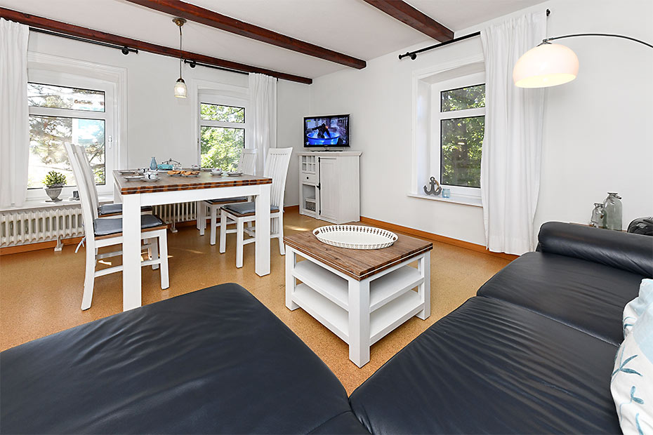 Ferienwohnung „West“ - Wohnzimmer mit integriertem Küchenbereich