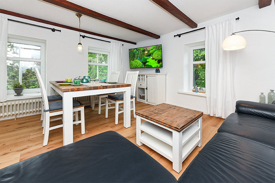 Ferienwohnung „West“ - Wohnzimmer mit integriertem Küchenbereich