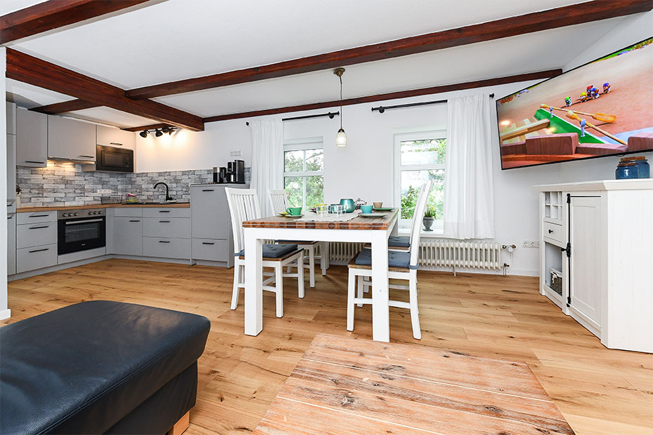 Ferienwohnung „West“ - Wohnzimmer mit integriertem Küchenbereich