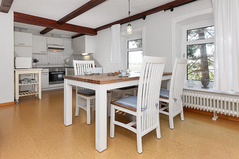 Ferienwohnung „West“ - Wohnzimmer mit integriertem Küchenbereich