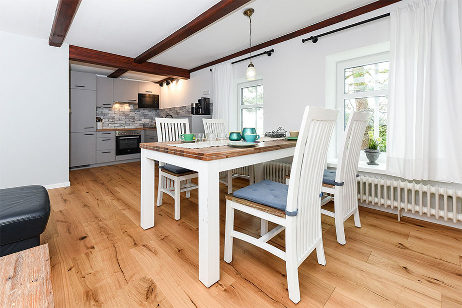 Ferienwohnung „West“ - Wohnzimmer mit integriertem Küchenbereich