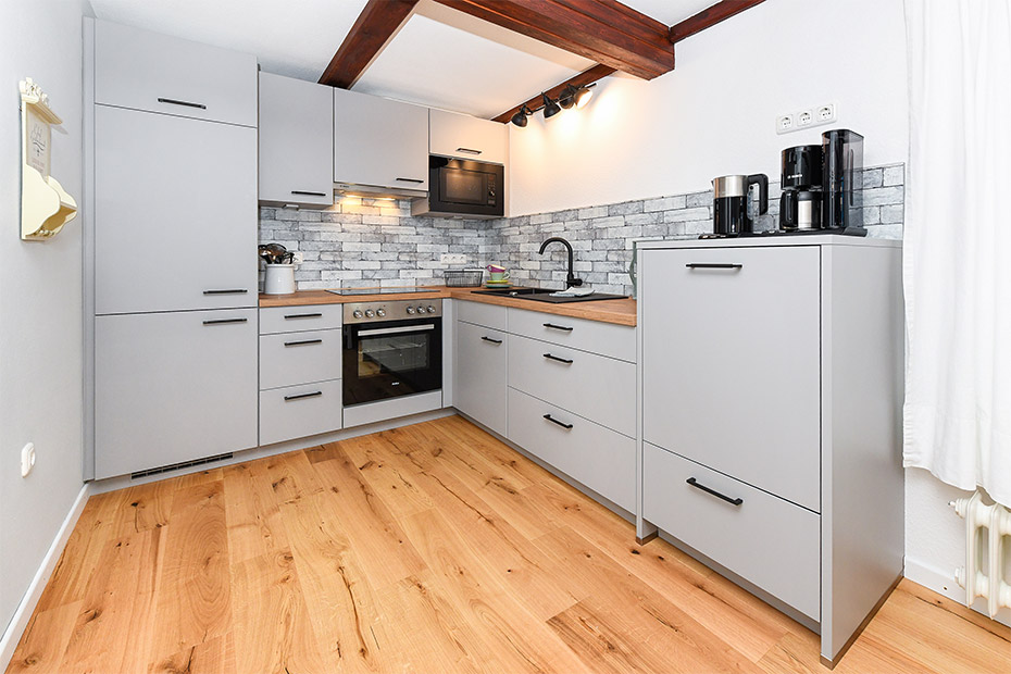 Ferienwohnung „West“ - Wohnzimmer mit integriertem Küchenbereich