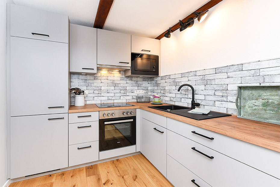 Ferienwohnung „West“ - Wohnzimmer mit integriertem Küchenbereich