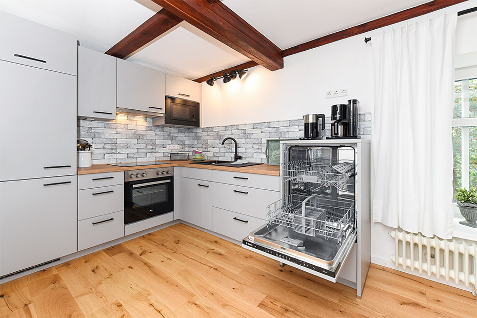 Ferienwohnung „West“ - Wohnzimmer mit integriertem Küchenbereich