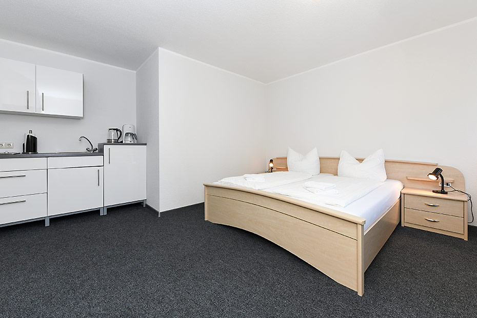 Apartment A - Wohn- und Schlafraum mit integriertem Küchenbereich