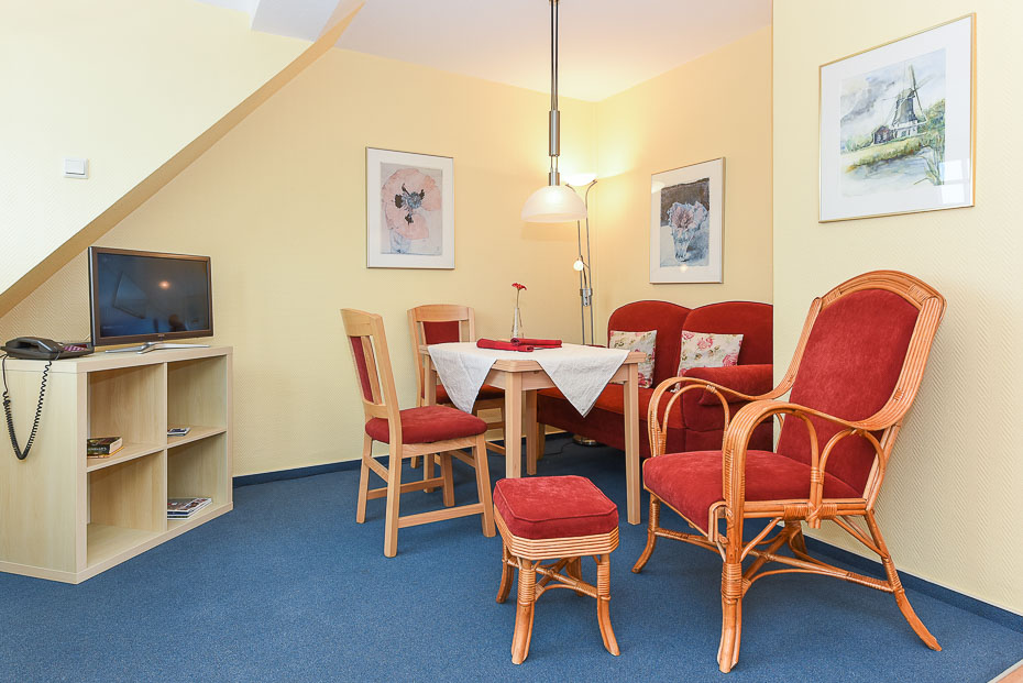 Ferienwohnung „Besan“ - Wohnzimmer mit integriertem Küchenbereich