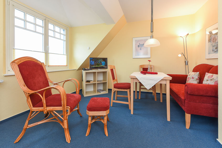 Ferienwohnung „Besan“ - Wohnzimmer mit integriertem Küchenbereich