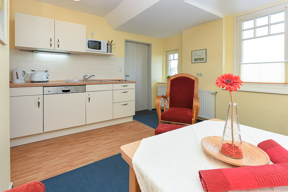 Ferienwohnung „Besan“ - Wohnzimmer mit integriertem Küchenbereich