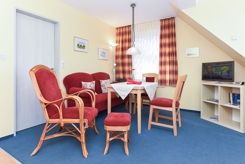 Ferienwohnung „Fock“ - Wohnzimmer mit integriertem Küchenbereich