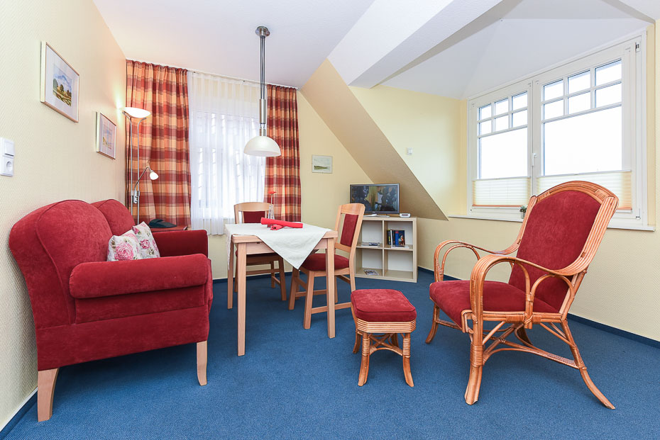 Ferienwohnung „Fock“ - Wohnzimmer mit integriertem Küchenbereich