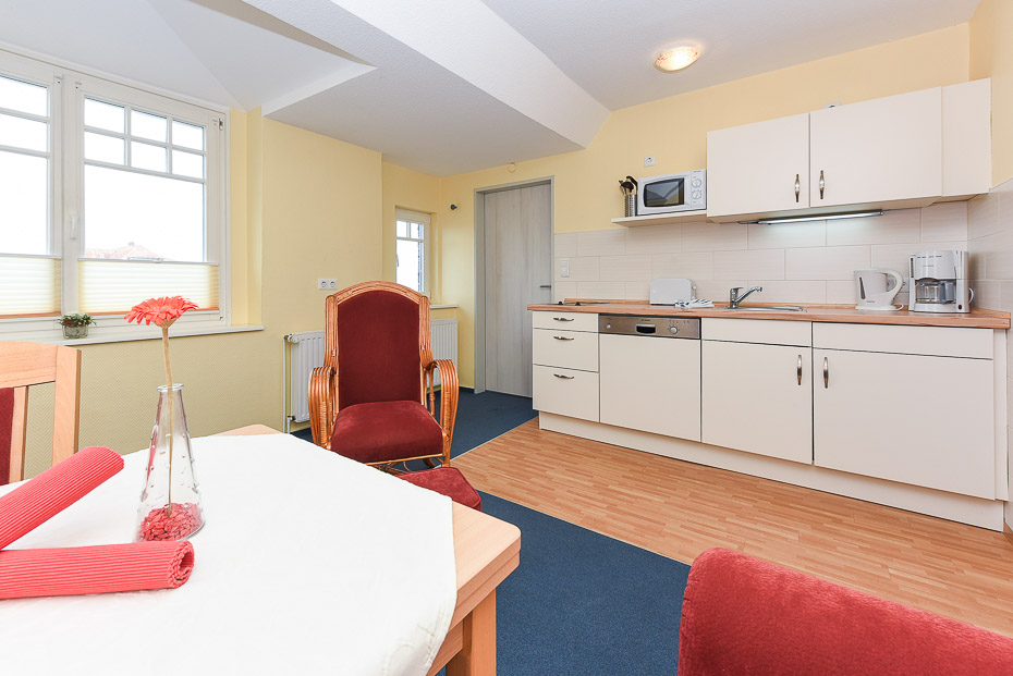 Ferienwohnung „Fock“ - Wohnzimmer mit integriertem Küchenbereich