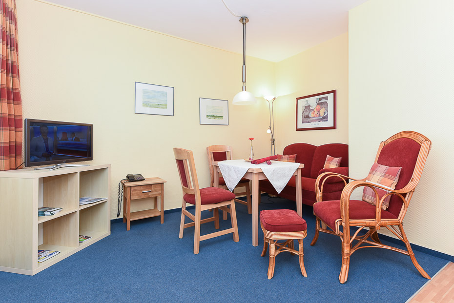 Ferienwohnung „Klüver“ - Wohnzimmer mit integriertem Küchenbereich