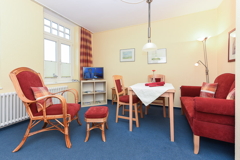 Ferienwohnung „Klüver“ - Wohnzimmer mit integriertem Küchenbereich