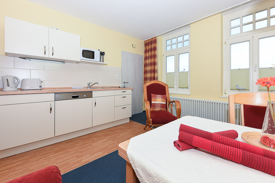 Ferienwohnung „Klüver“ - Wohnzimmer mit integriertem Küchenbereich