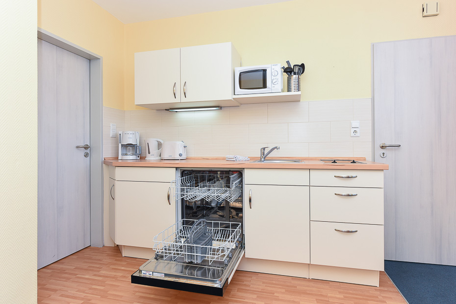 Ferienwohnung „Klüver“ - Wohnzimmer mit integriertem Küchenbereich