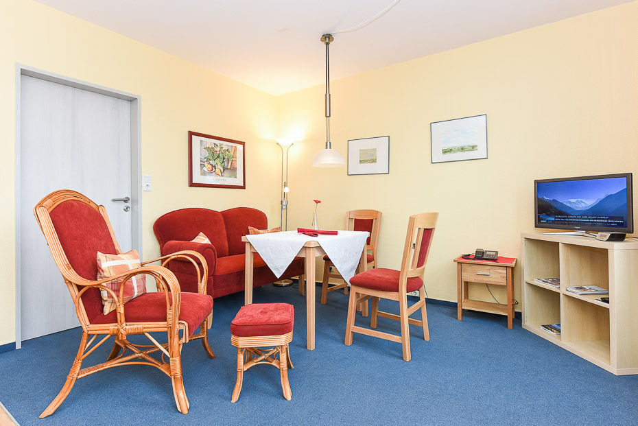 Ferienwohnung „Rahe“ - Wohnzimmer mit integriertem Küchenbereich