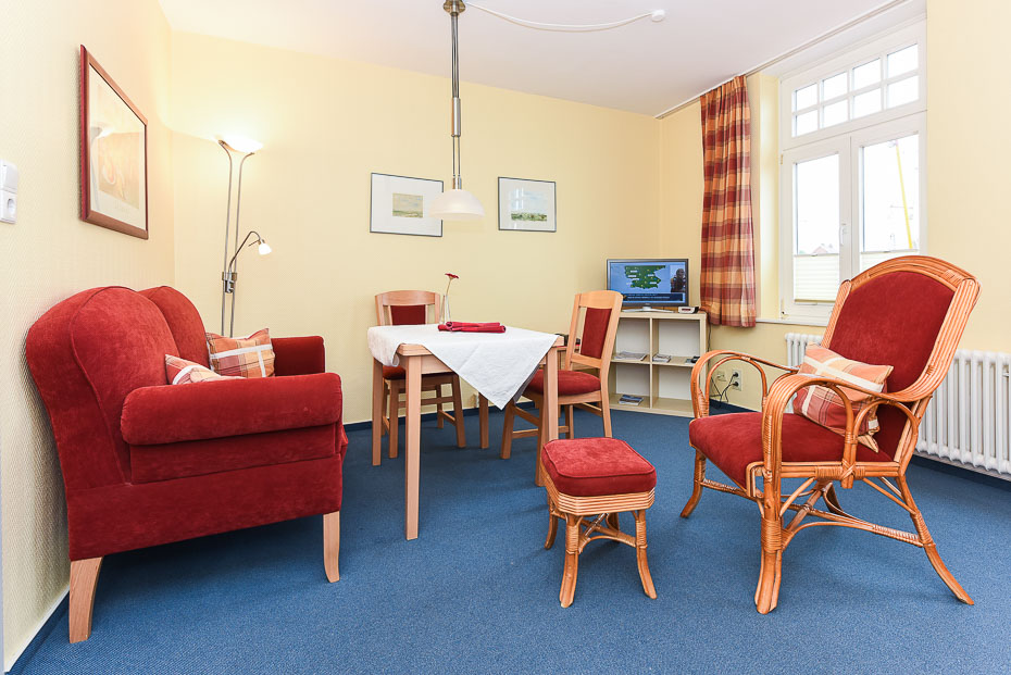 Ferienwohnung „Rahe“ - Wohnzimmer mit integriertem Küchenbereich