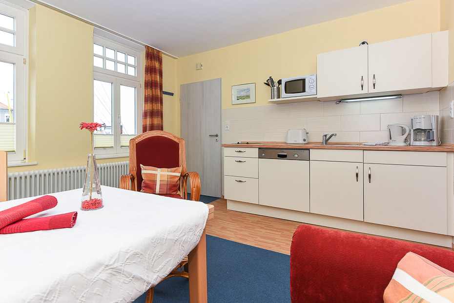 Ferienwohnung „Rahe“ - Wohnzimmer mit integriertem Küchenbereich