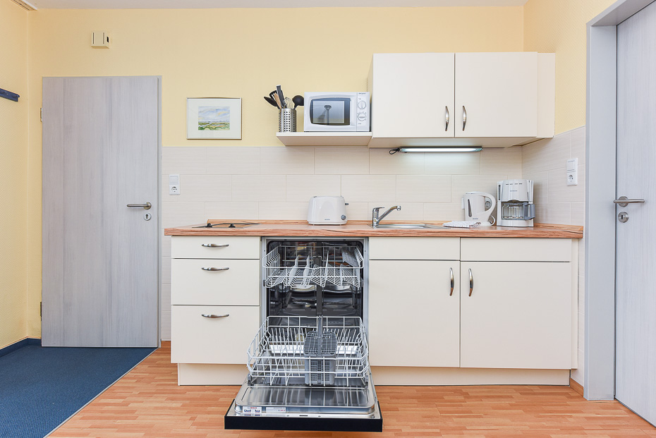 Ferienwohnung „Rahe“ - Wohnzimmer mit integriertem Küchenbereich