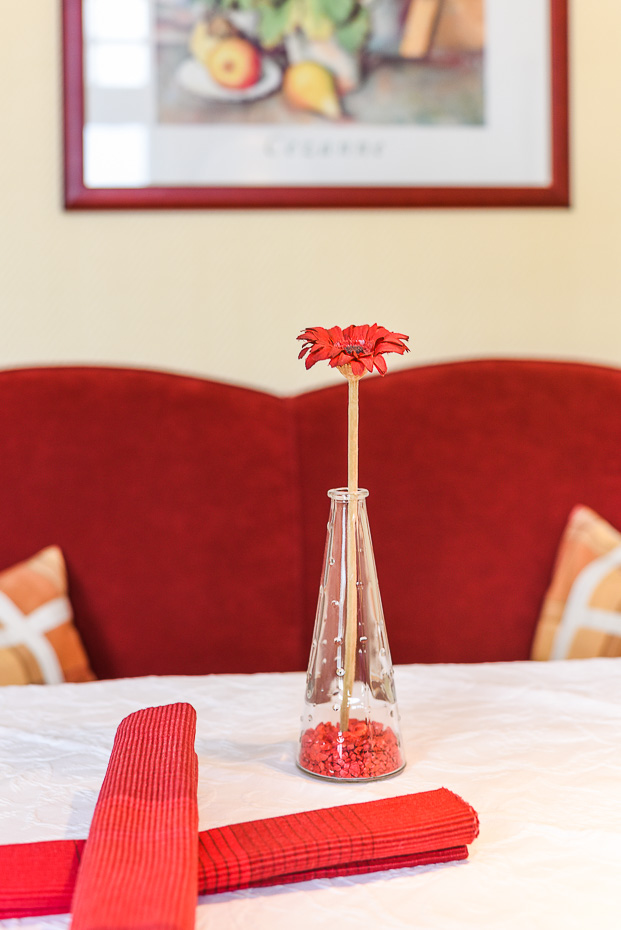 Ferienwohnung „Rahe“ - Wohnzimmer mit integriertem Küchenbereich