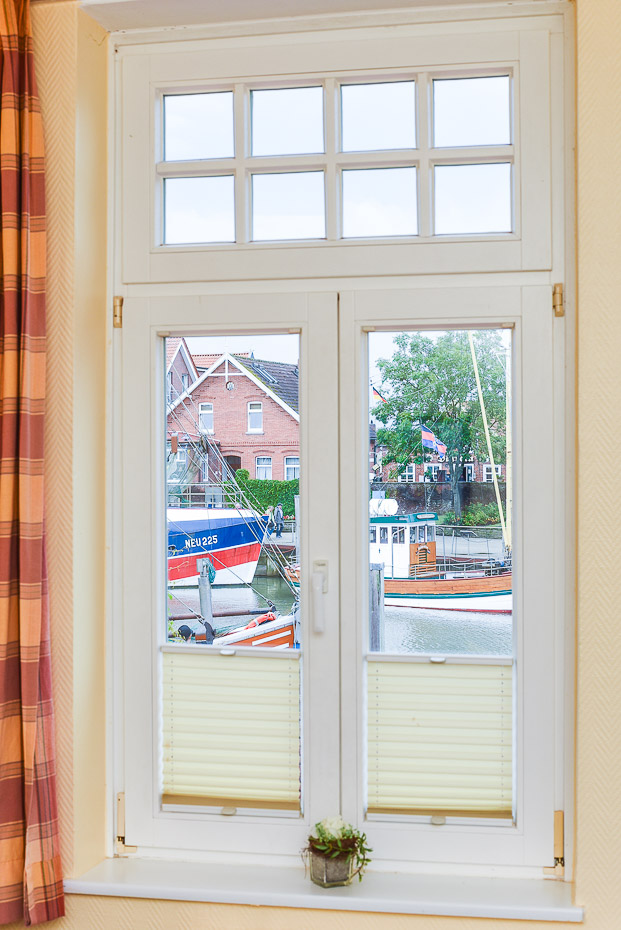 Ferienwohnung „Rahe“ - Wohnzimmer mit integriertem Küchenbereich