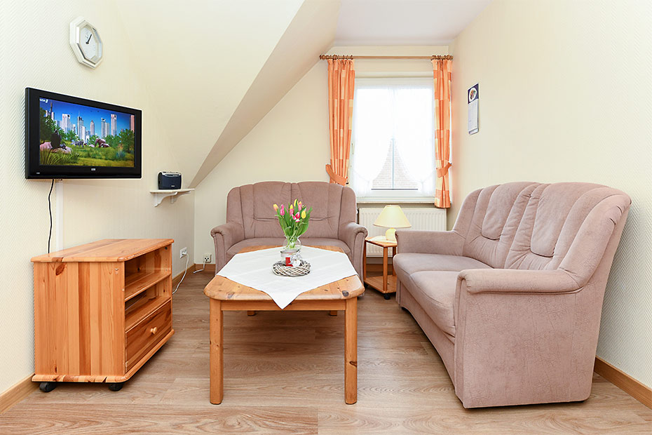 Ferienwohnung 2 - Wohnzimmer mit integriertem Küchenbereich