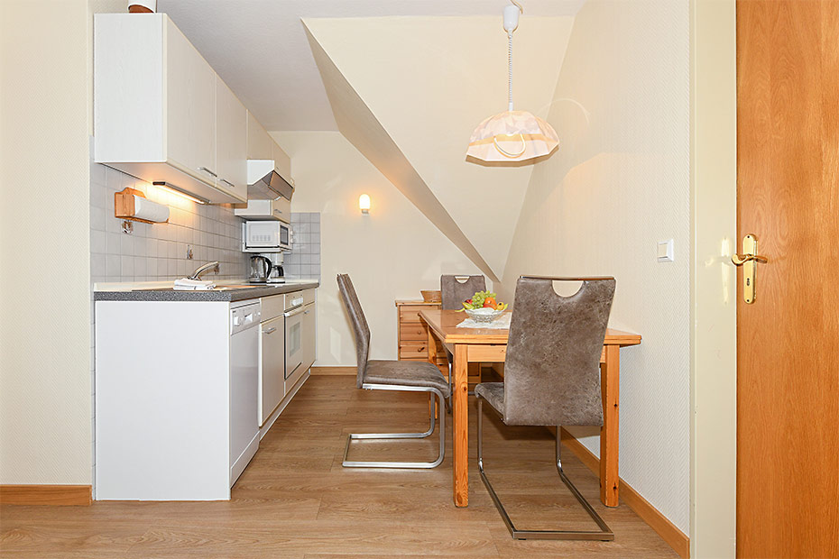 Ferienwohnung 2 - Wohnzimmer mit integriertem Küchenbereich