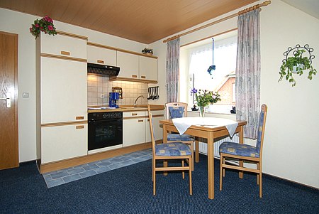 Ferienwohnung 1 - Wohnzimmer mit integriertem Küchenbereich