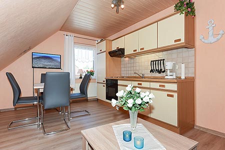 Ferienwohnung 2 - Wohnzimmer mit integriertem Küchenbereich