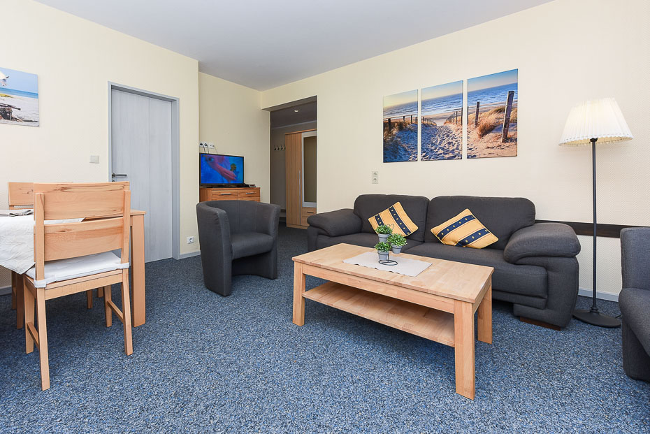 Ferienwohnung „Albatros“ - Wohnzimmer mit integriertem Küchenbereich