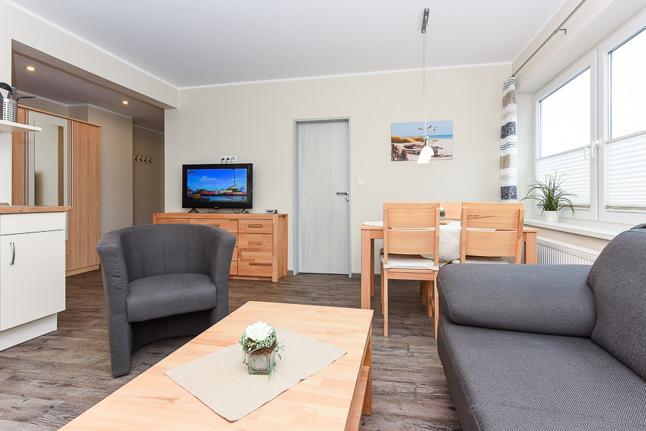 Ferienwohnung „Möwe“ - Wohnzimmer mit integriertem Küchenbereich