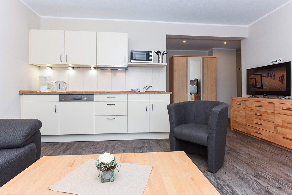 Ferienwohnung „Möwe“ - Wohnzimmer mit integriertem Küchenbereich