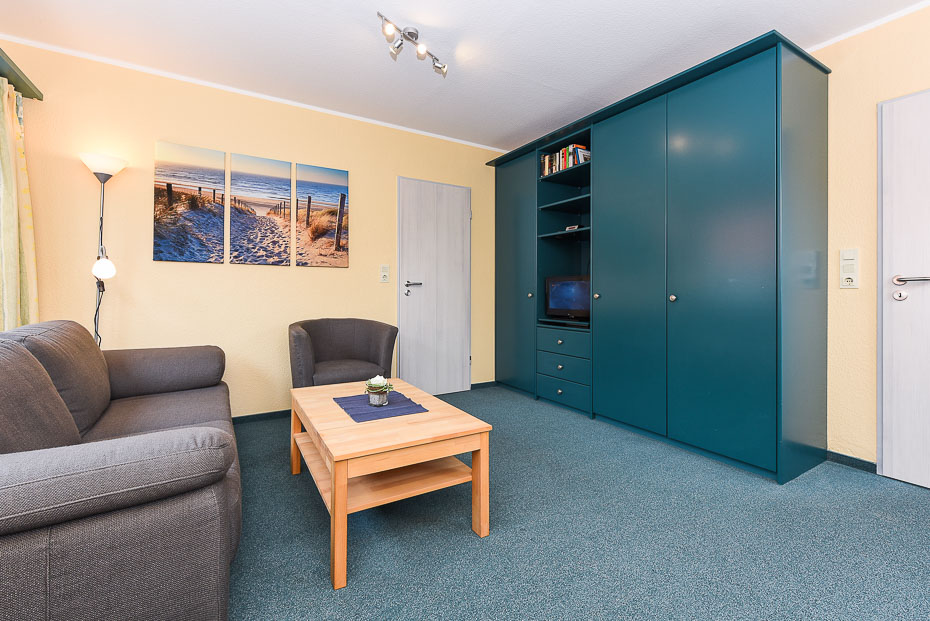 Ferienwohnung „Seeadler“ - Wohnzimmer mit integriertem Küchenbereich