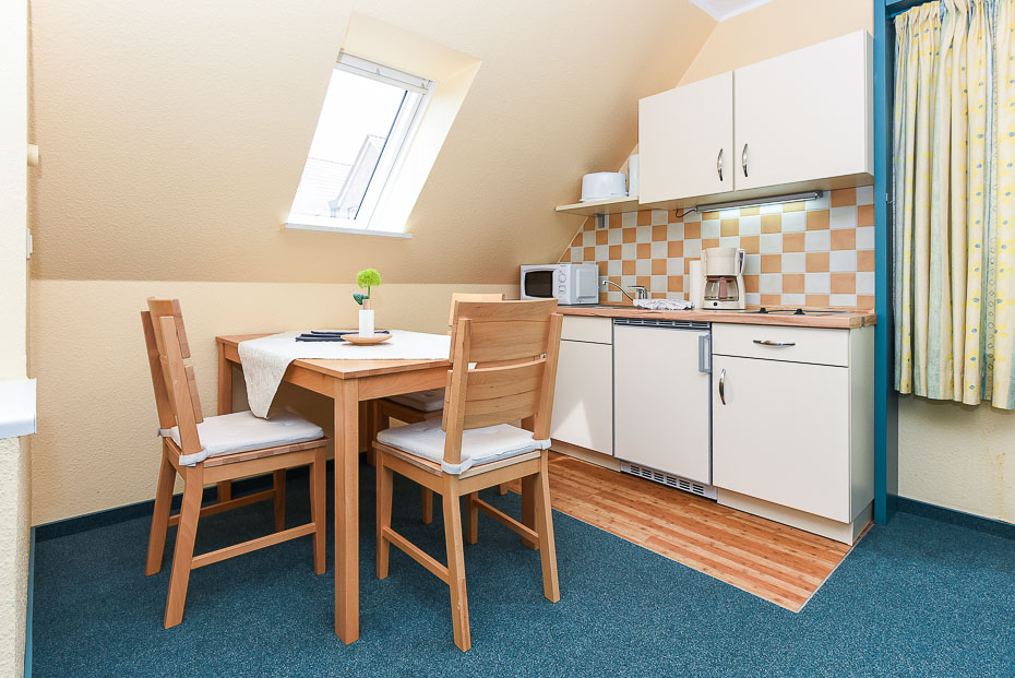 Ferienwohnung „Seeadler“ - Wohnzimmer mit integriertem Küchenbereich