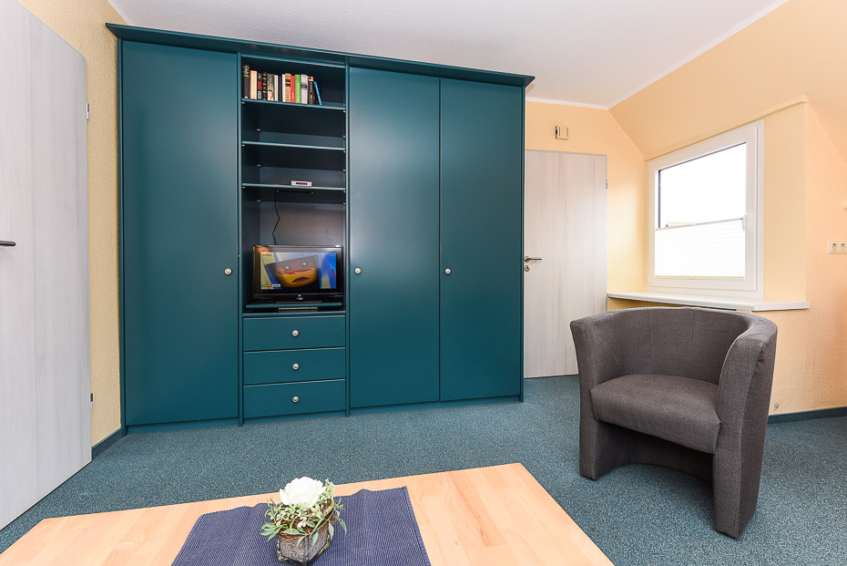 Ferienwohnung „Seeadler“ - Wohnzimmer mit integriertem Küchenbereich