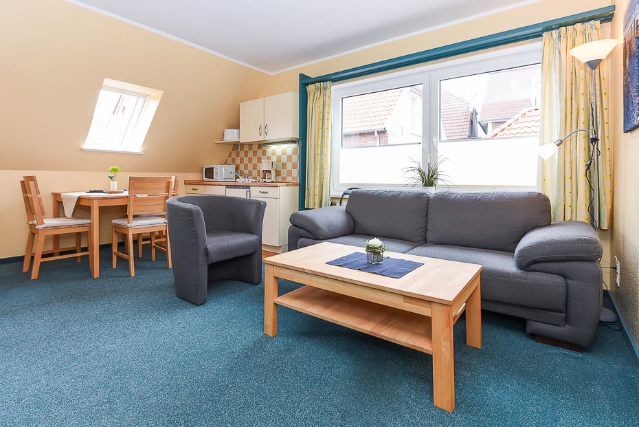 Ferienwohnung „Seeadler“ - Wohnzimmer mit integriertem Küchenbereich