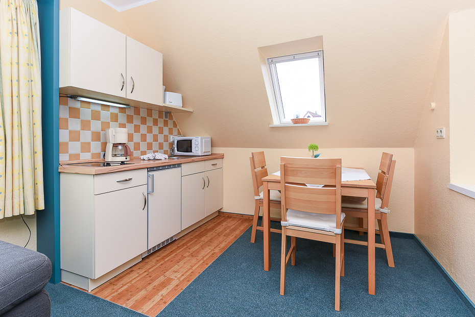 Ferienwohnung „Seeschwalbe“ - Wohnzimmer mit integriertem Küchenbereich