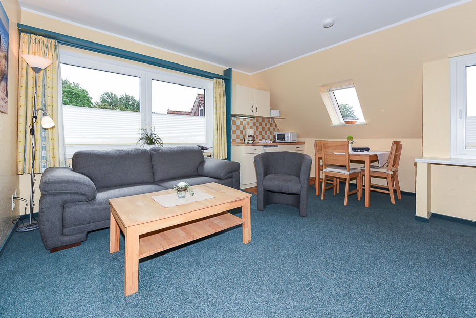 Ferienwohnung „Seeschwalbe“ - Wohnzimmer mit integriertem Küchenbereich