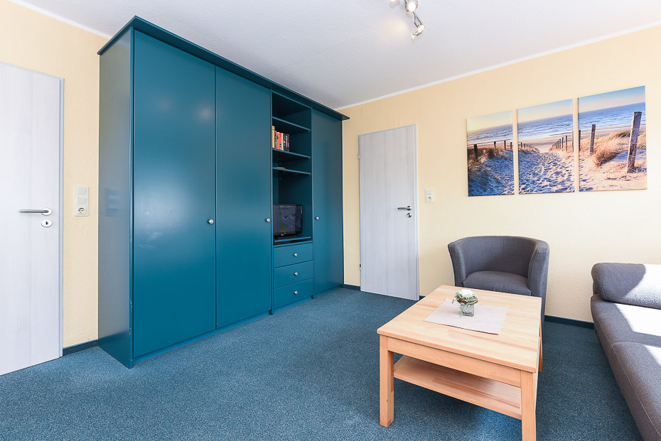 Ferienwohnung „Seeschwalbe“ - Wohnzimmer mit integriertem Küchenbereich