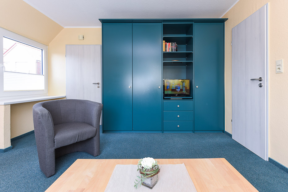 Ferienwohnung „Seeschwalbe“ - Wohnzimmer mit integriertem Küchenbereich