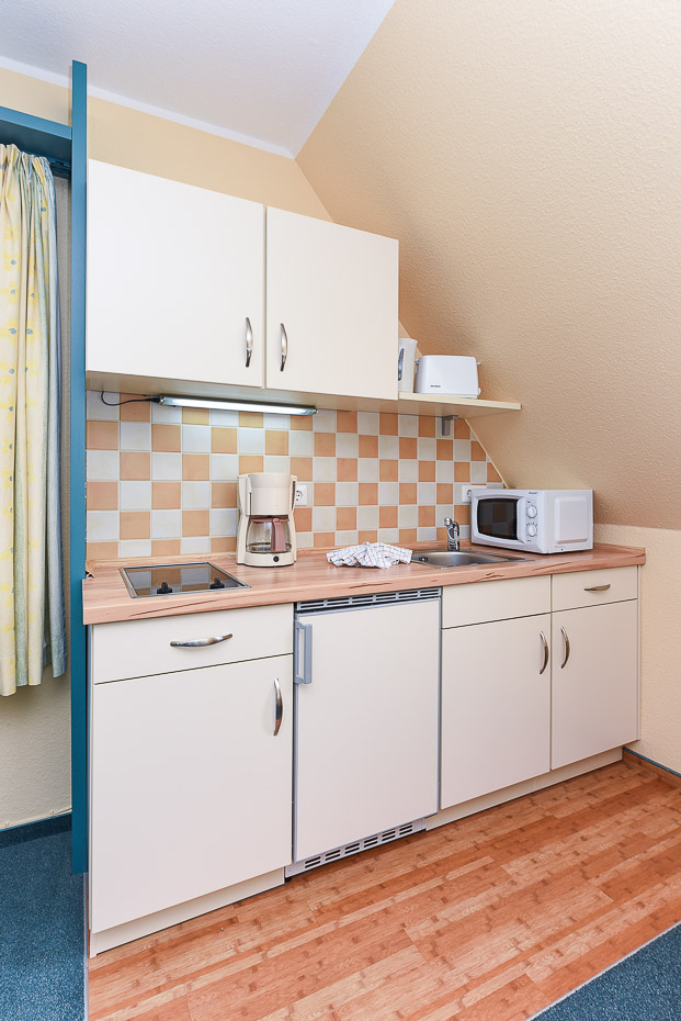 Ferienwohnung „Seeschwalbe“ - Wohnzimmer mit integriertem Küchenbereich