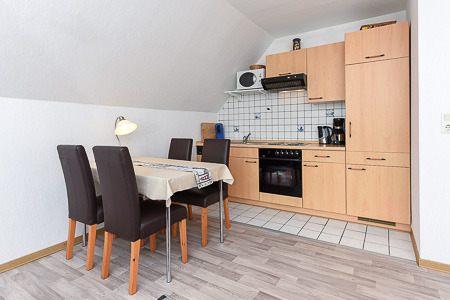 Ferienwohnung „Langeoog“ - Wohnzimmer mit integriertem Küchenbereich