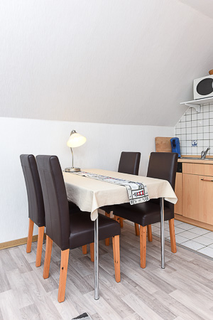 Ferienwohnung „Langeoog“ - Wohnzimmer mit integriertem Küchenbereich