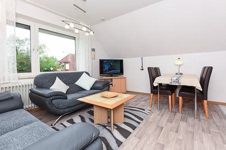 Ferienwohnung „Langeoog“ - Wohnzimmer mit integriertem Küchenbereich