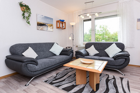 Ferienwohnung „Langeoog“ - Wohnzimmer mit integriertem Küchenbereich