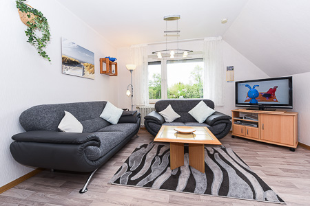 Ferienwohnung „Langeoog“ - Wohnzimmer mit integriertem Küchenbereich